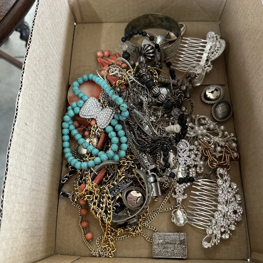costume jewelry Image 1++