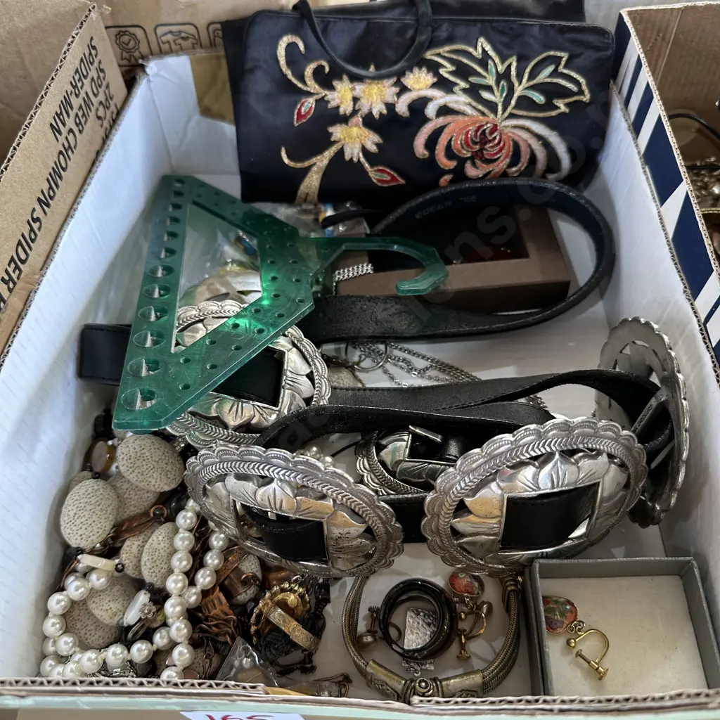 costume jewelry Image 1++