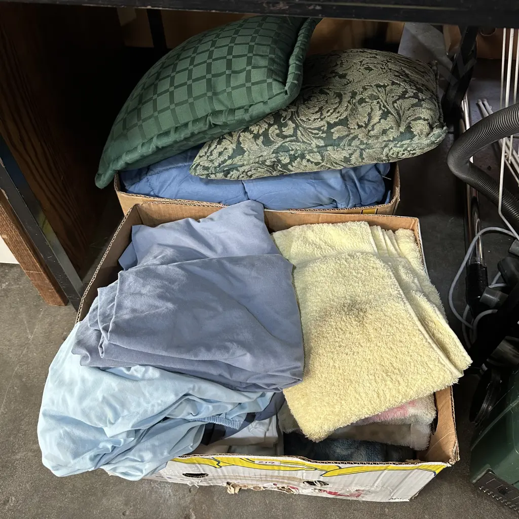2 boxes towels and bedding Image 1++