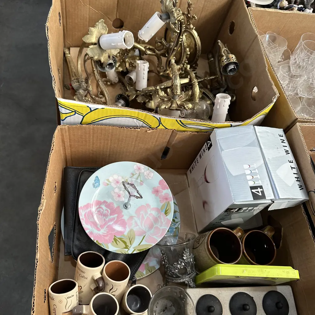 2 boxes light fittings etc Image 1++