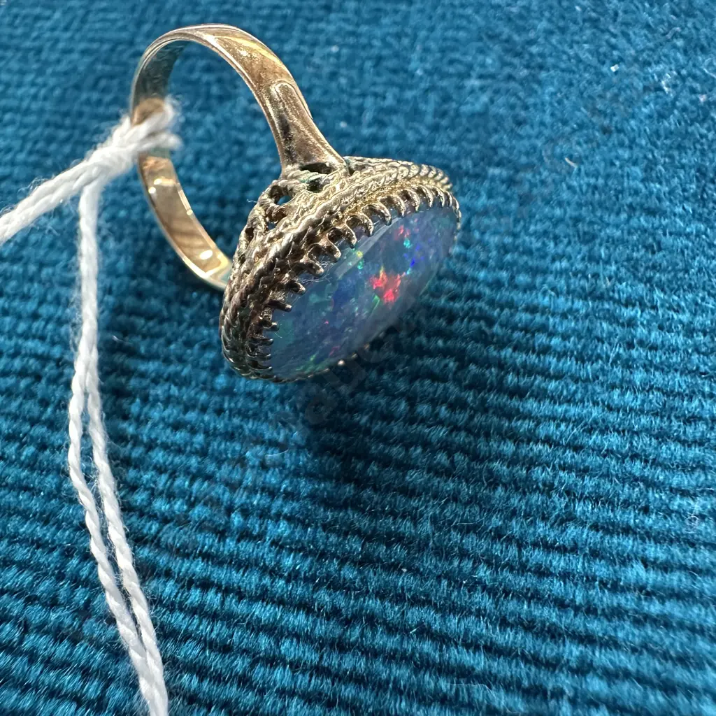 Vintage 9ct gold ring with large Opal Image 1++