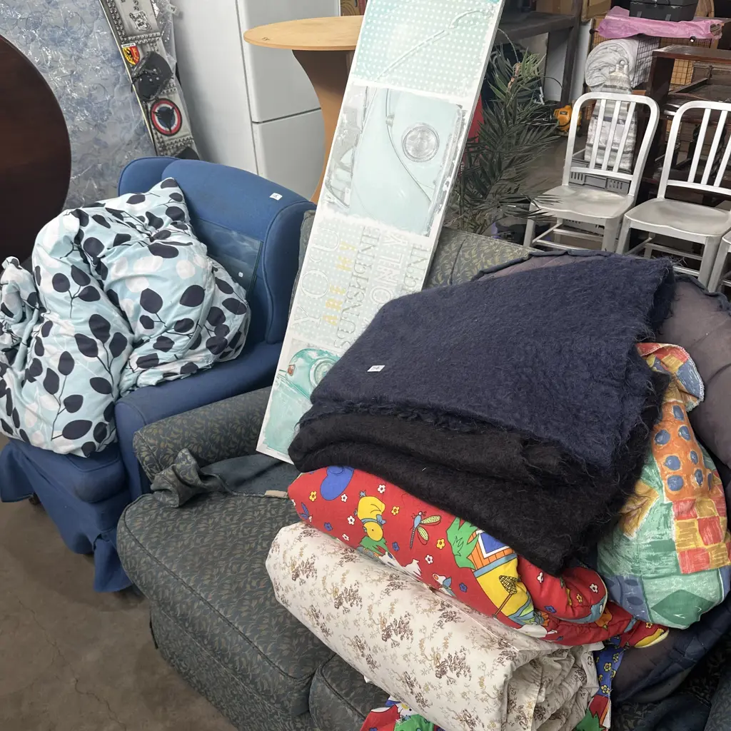 bedding, folding chair and picture Image 1++