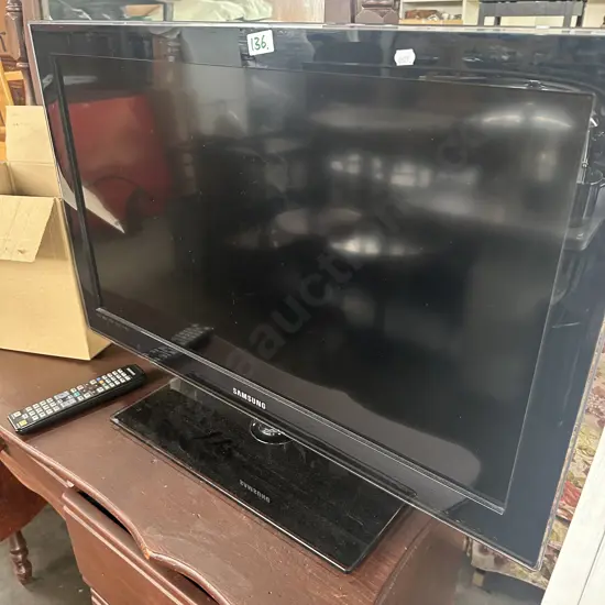 Samsung 32inch TV with remote and freeview