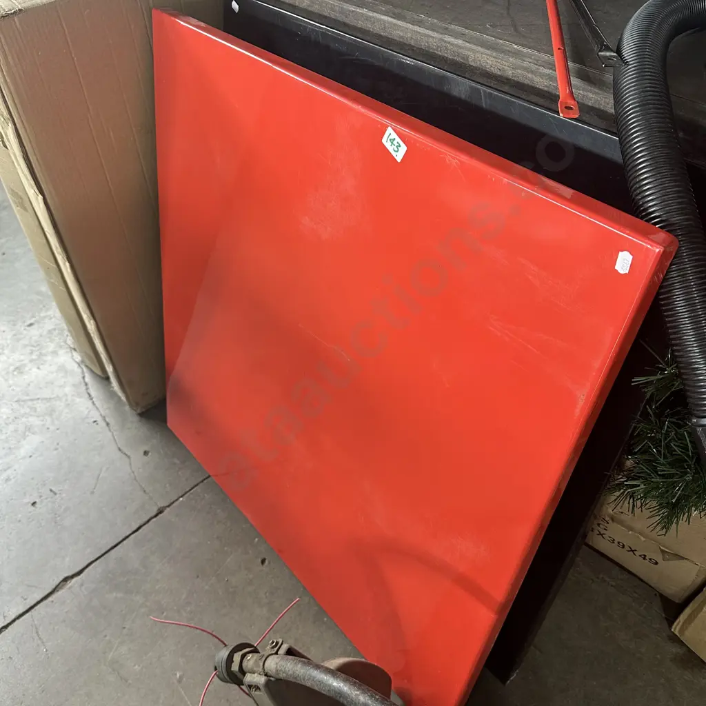 Red metal cafe table (to be assembled) Image 1++
