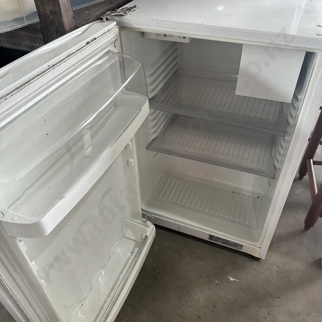 underbench fridge Image 1++