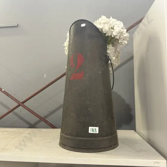 Coal scuttle and arrangement
