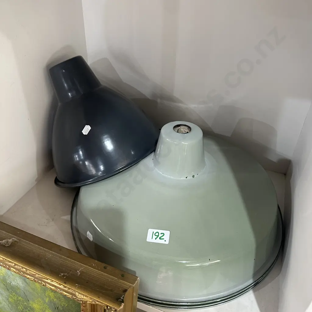 4 enamel light fittings Image 1++