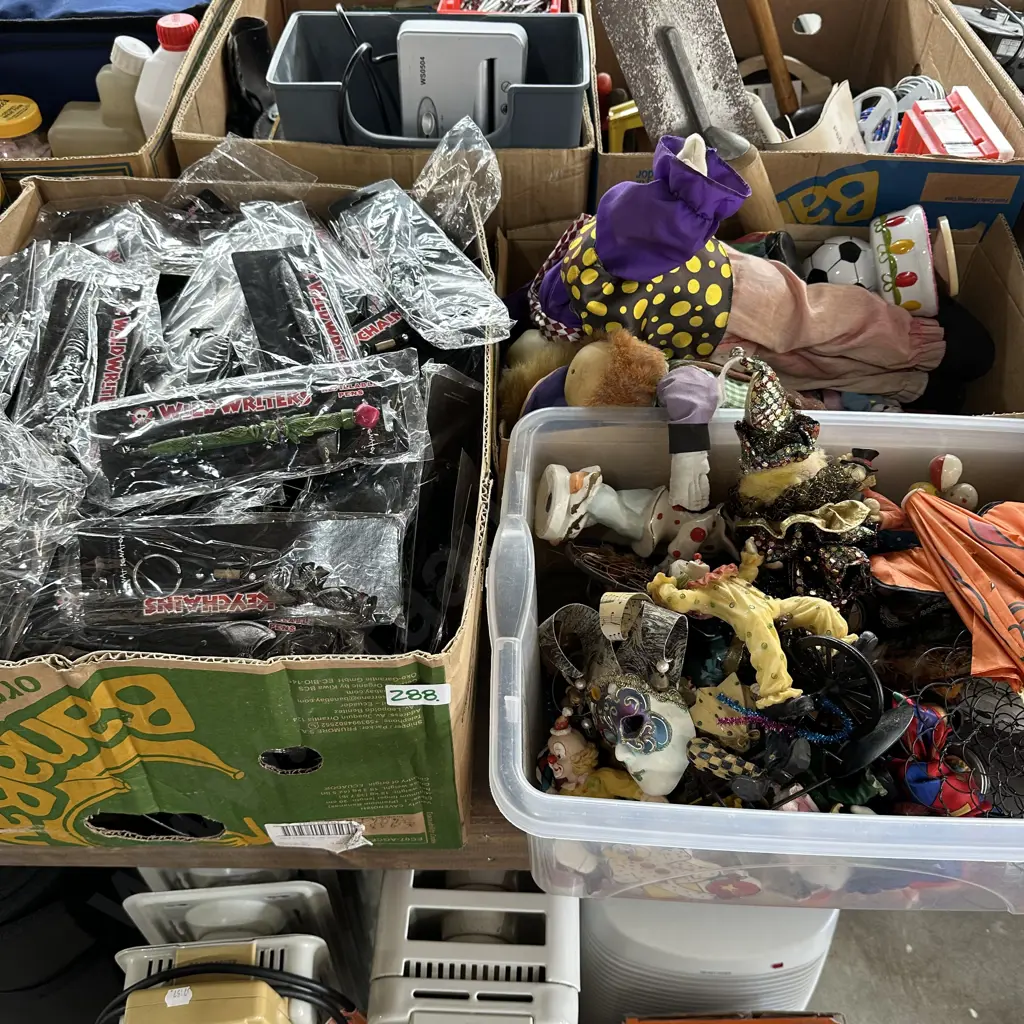Pens, dolls, clowns Image 1++