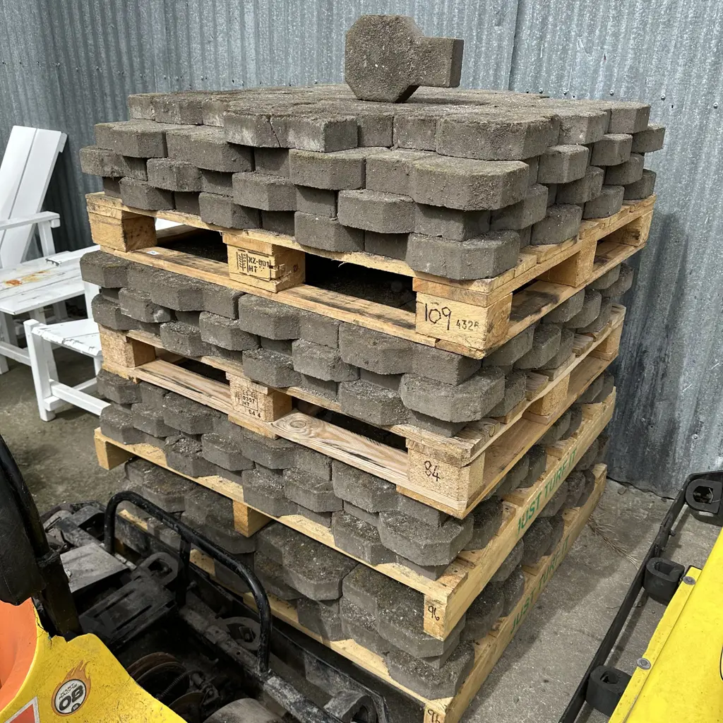 385 Heavy Duty Interlocking Grey Pavers 60mm ( coverage approx 16m2 ) Image 1++
