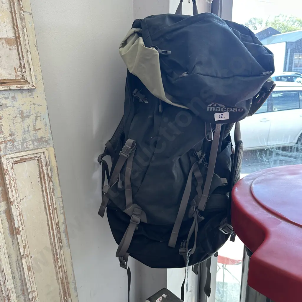 Macpac tramping pack - large Image 1++