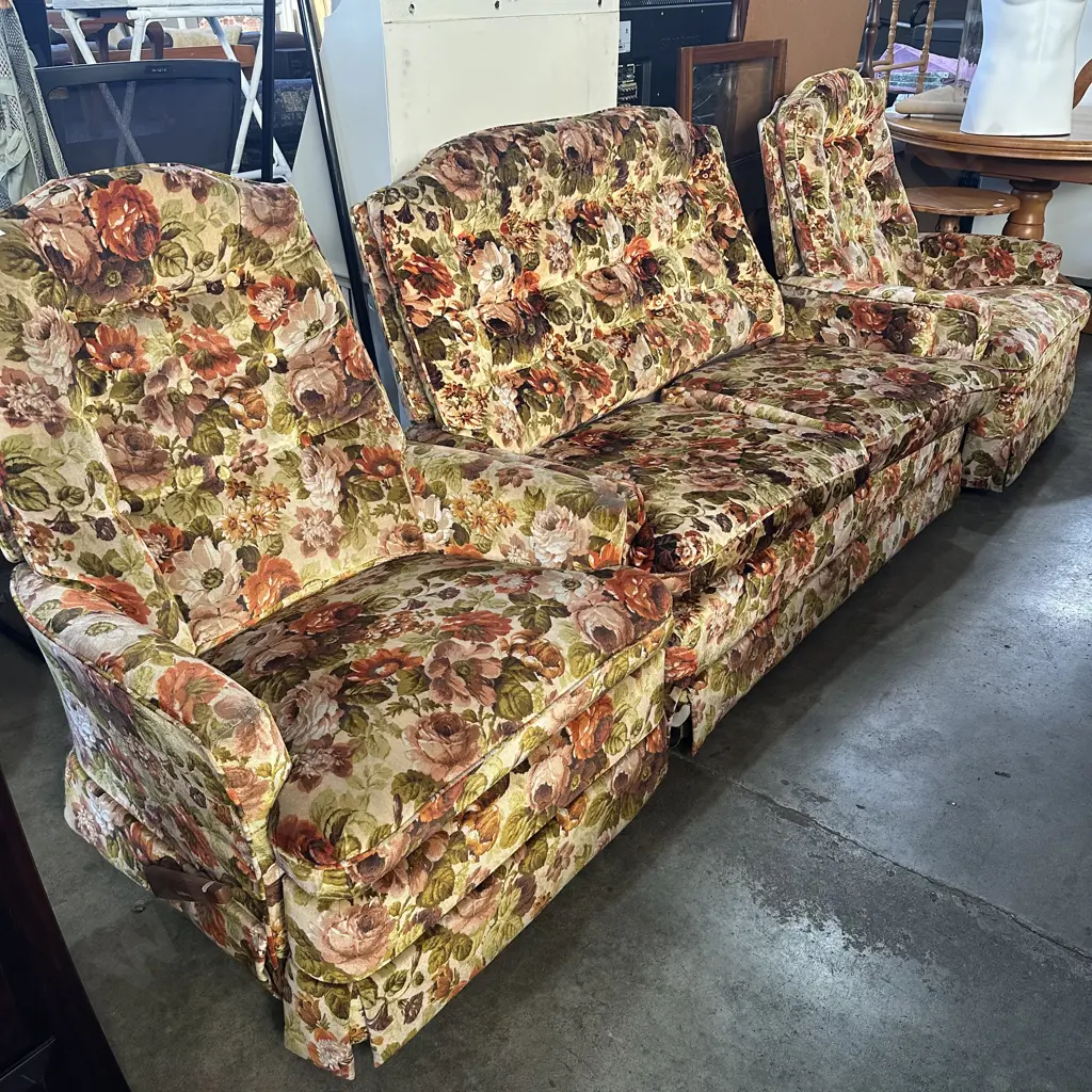 Vintage sofa and pr recliners Image 1++