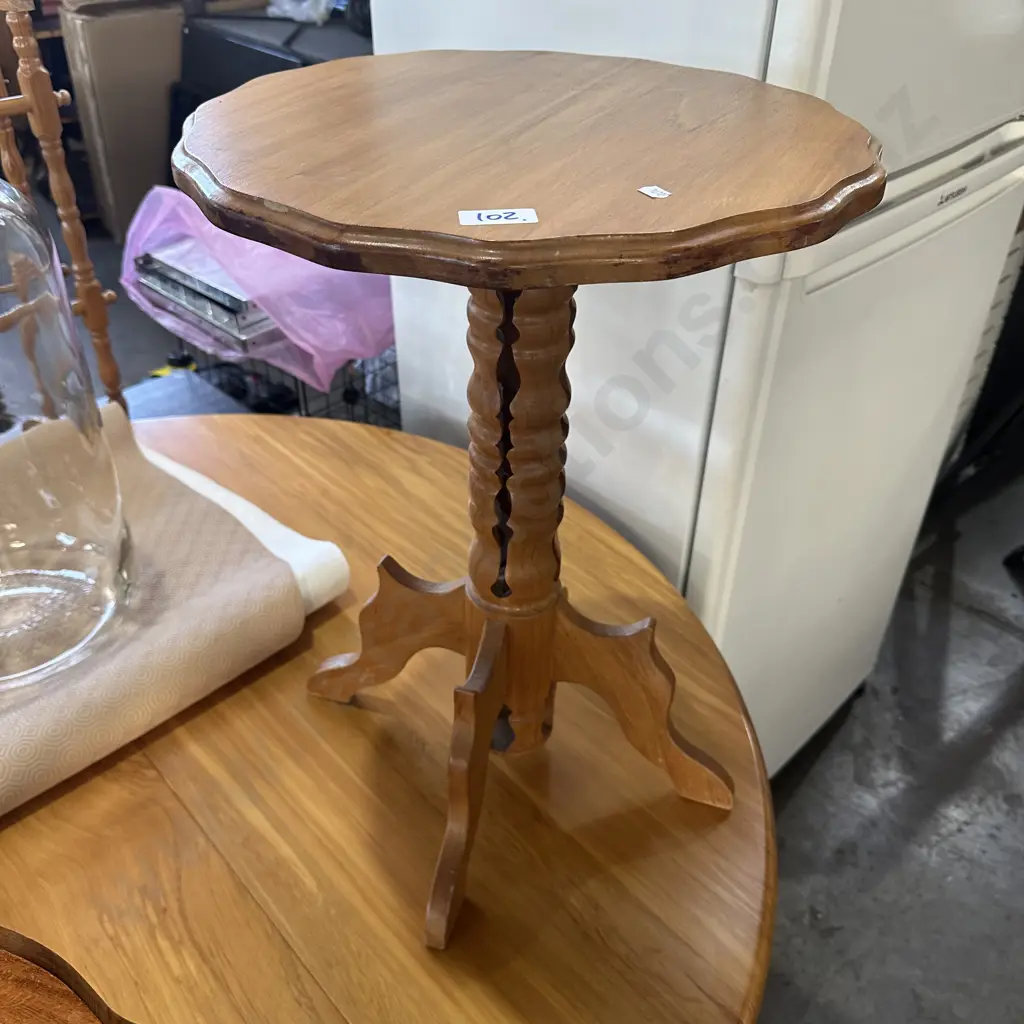 Rimu side table Image 1++