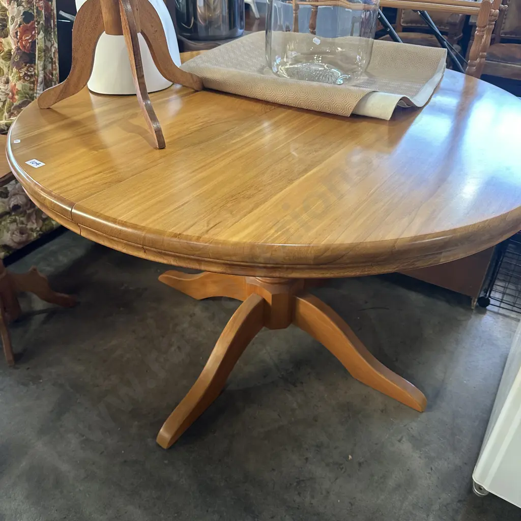Solid Rimu extendable table Image 1++