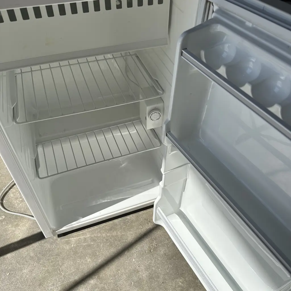 Underbench fridge Image 1++