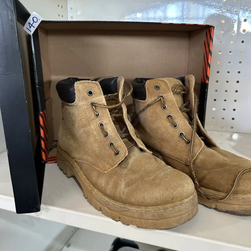 Size 9 work boots (very little use) Image 1++