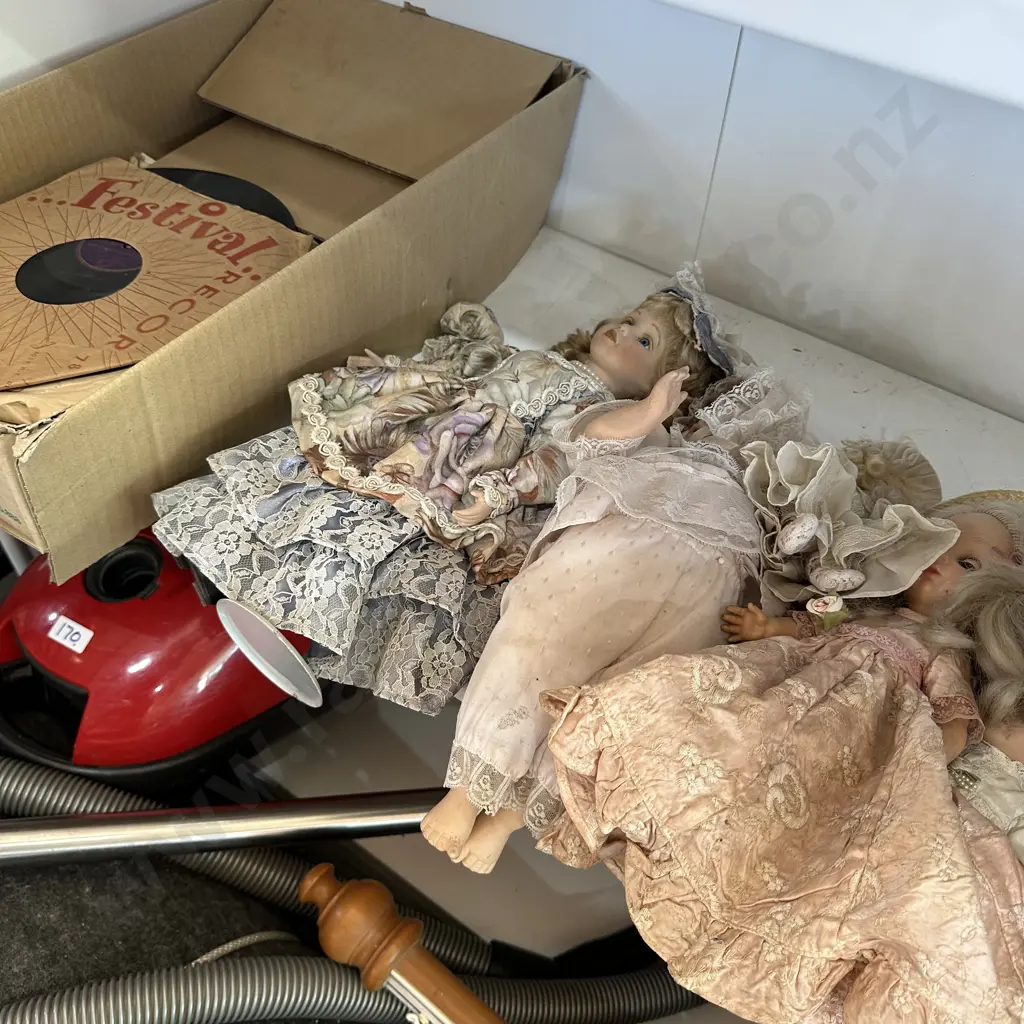 Dolls and records Image 1++
