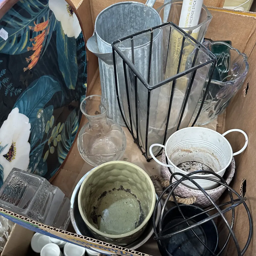 Box of vases etc Image 1++