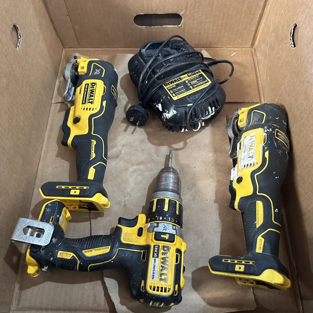 3 Battery De Walt tools skin only plus charger Image 1++