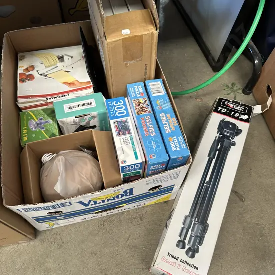 Box pasta maker,puzzles,tripod,aromatherapy diffuser etc.