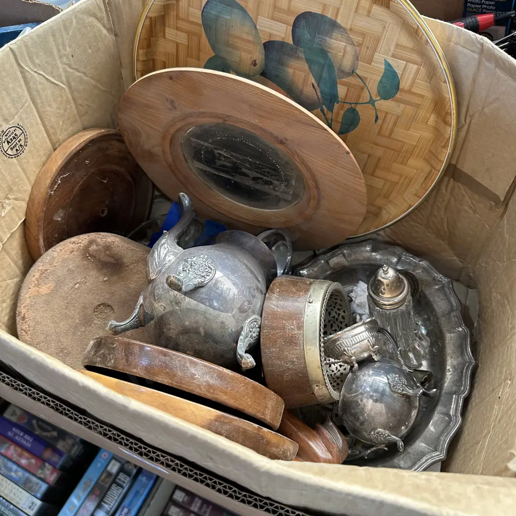 Box of silverware etc Image 1++