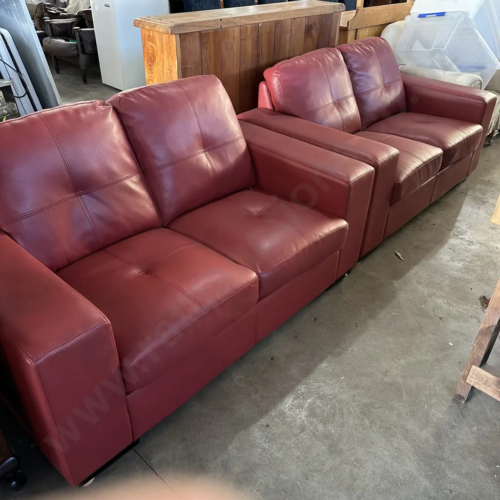 Pr tidy Red leather sofas Image 1++