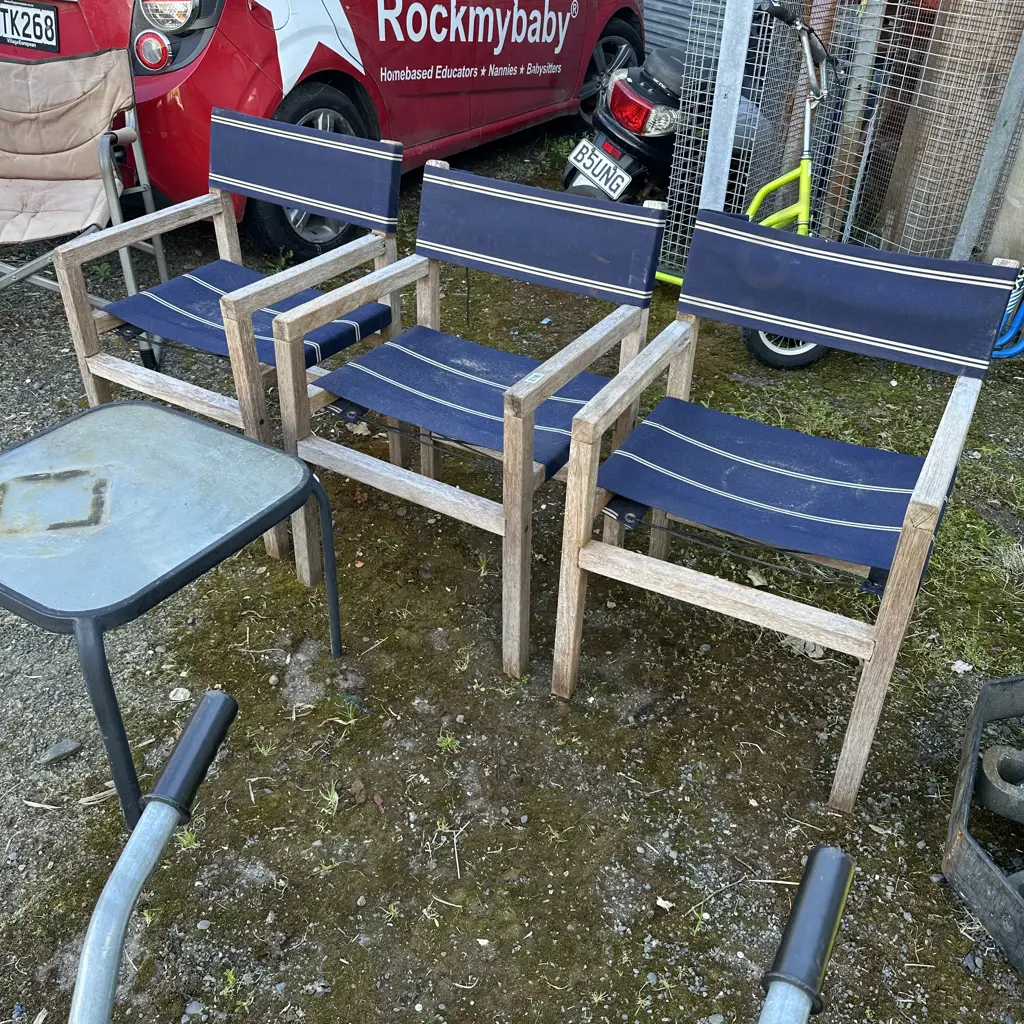 3 outdoor chairs and side table Image 1++