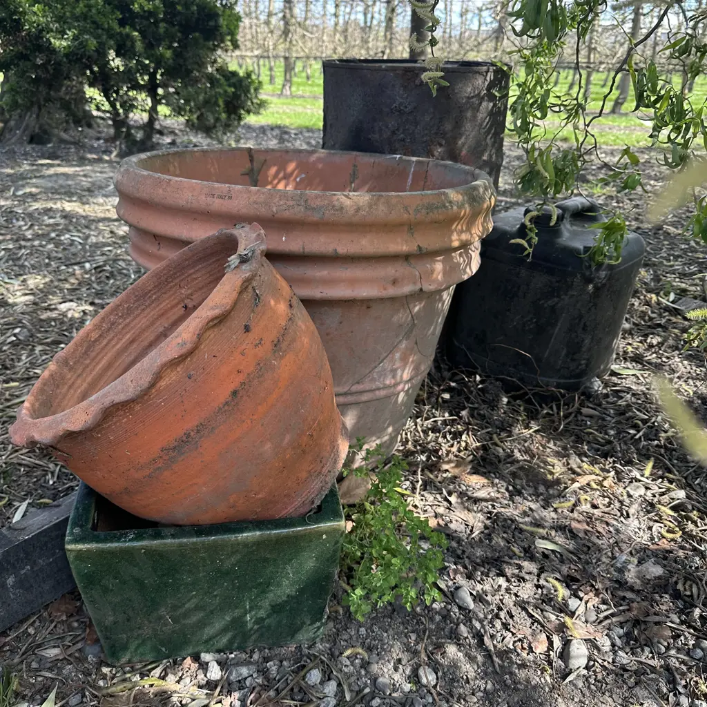 Planters and drum (damage to large planter) Image 1++