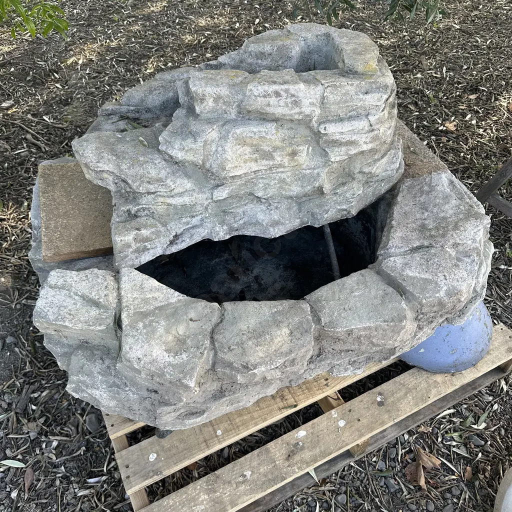 large 2pc rock style pond water feature (unknown if pump working) Image 1++