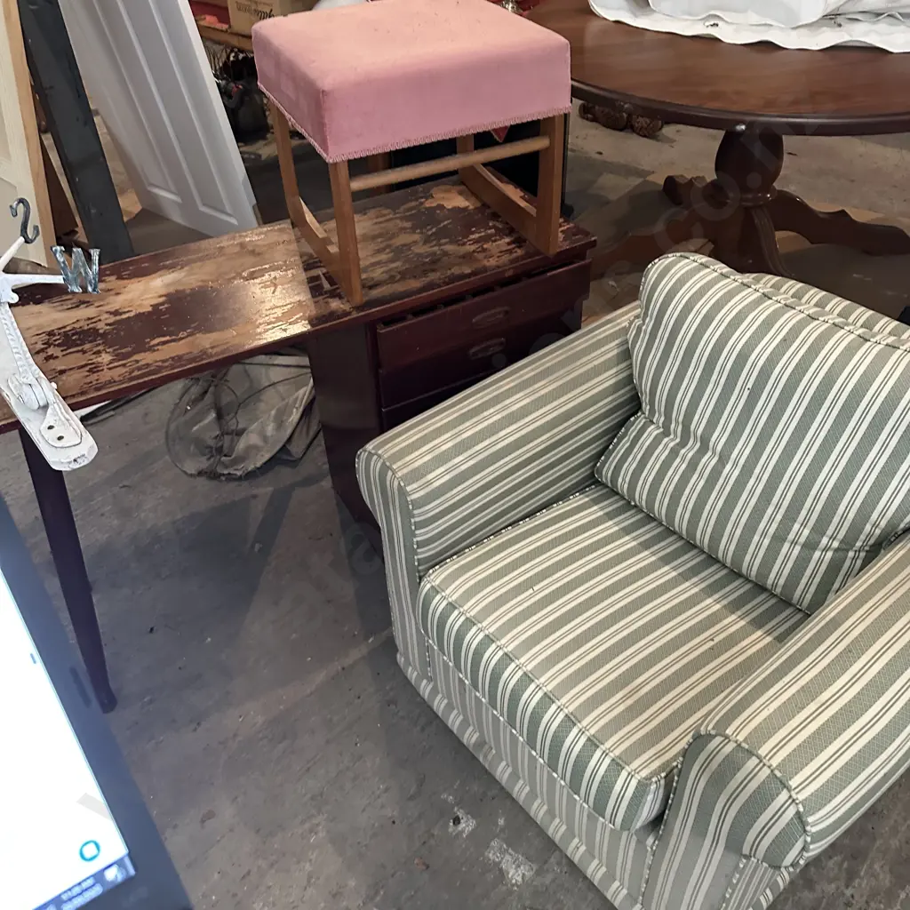 lounge chair, desk and stool Image 1++