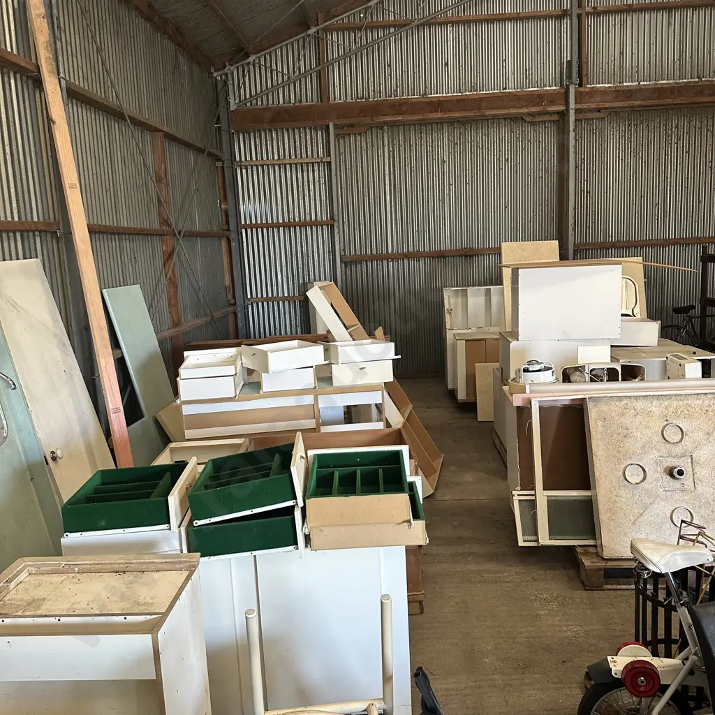 2 kitchens &  laundry Image 1++