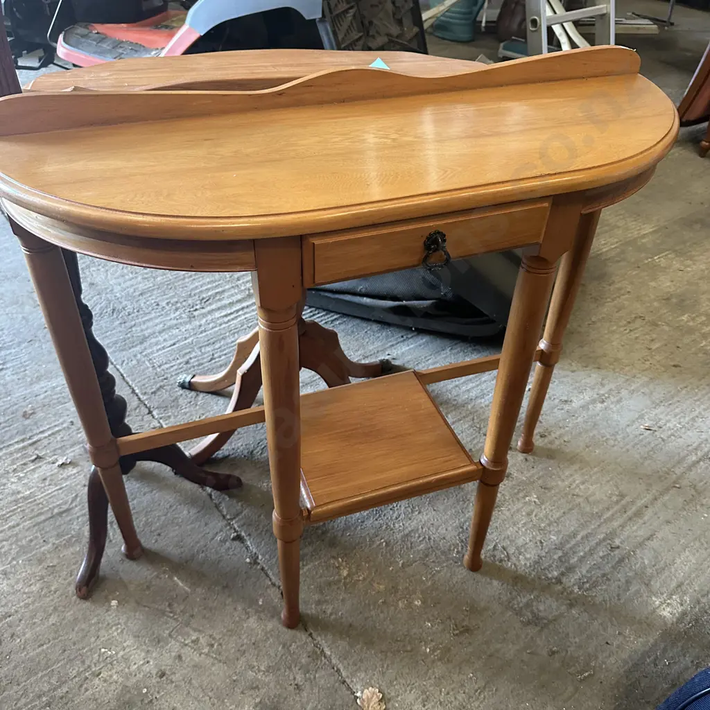rimu hall table Image 1++