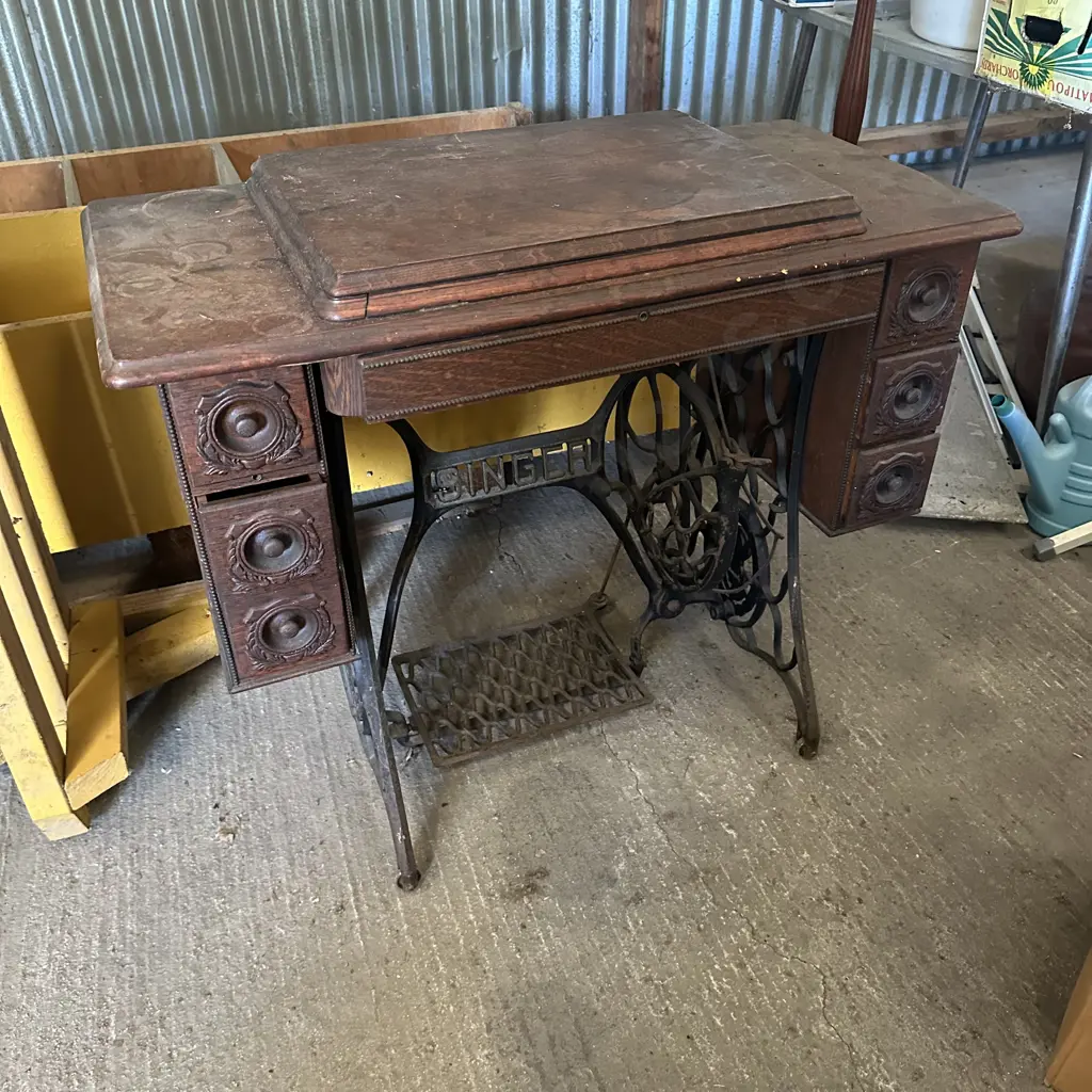 treadle sewer Image 1++