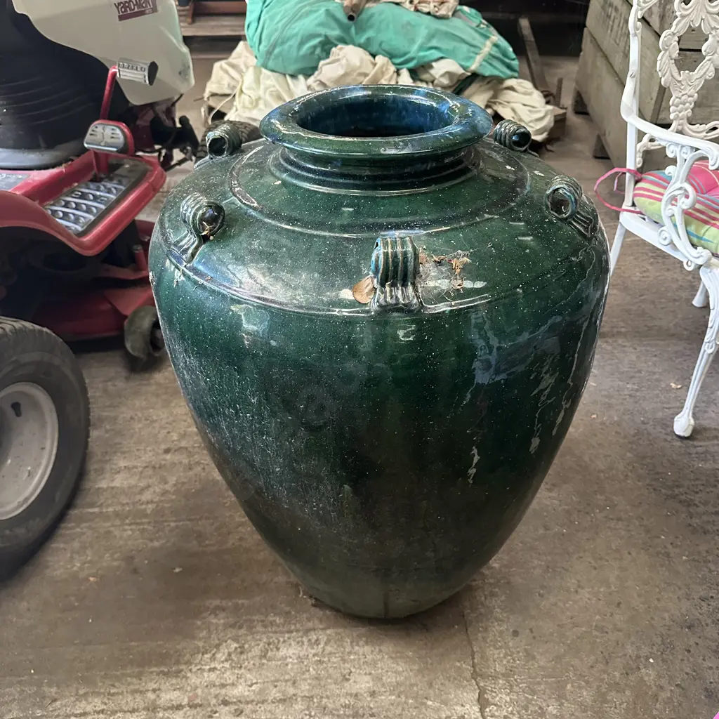 large planter ( 1 broken applied decorative piece) Image 1++