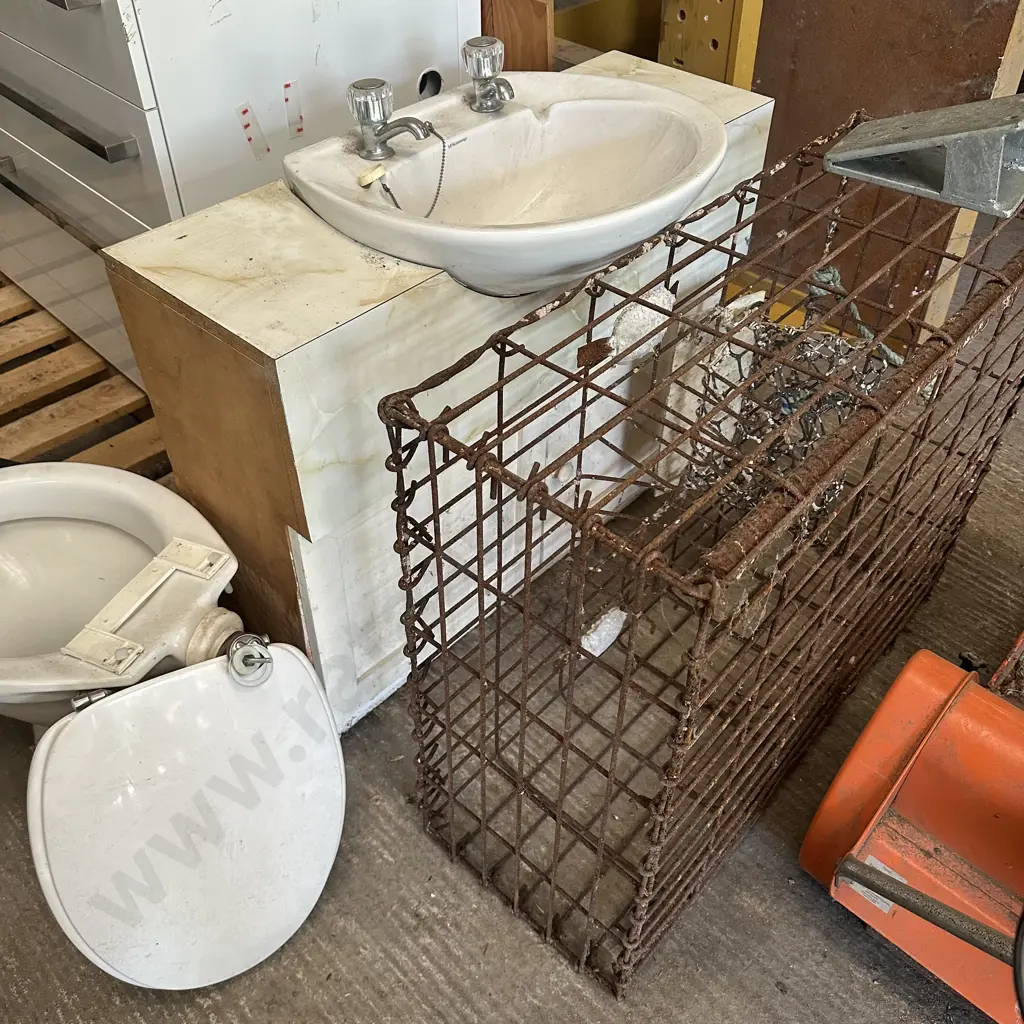 large cray pot, sink and tiolet Image 1++