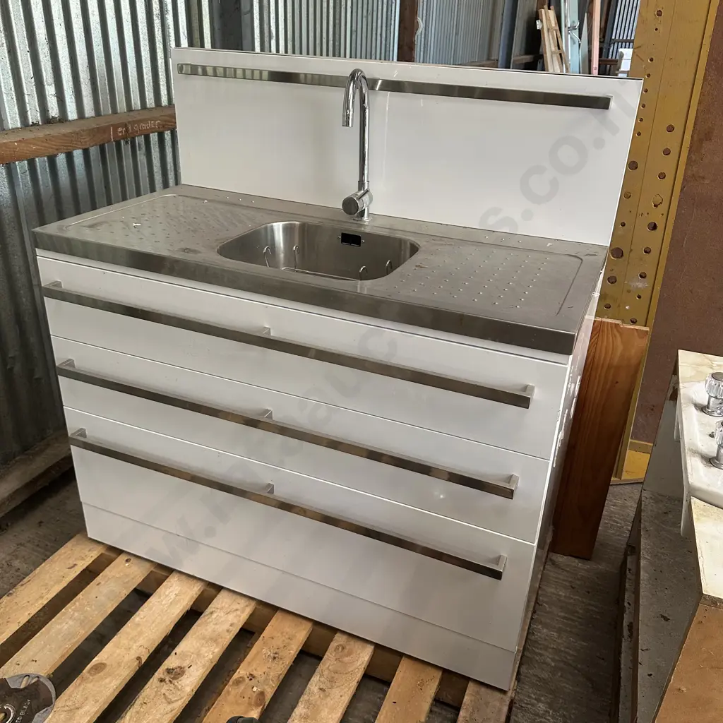 excellent condition large laundry tub Image 1++