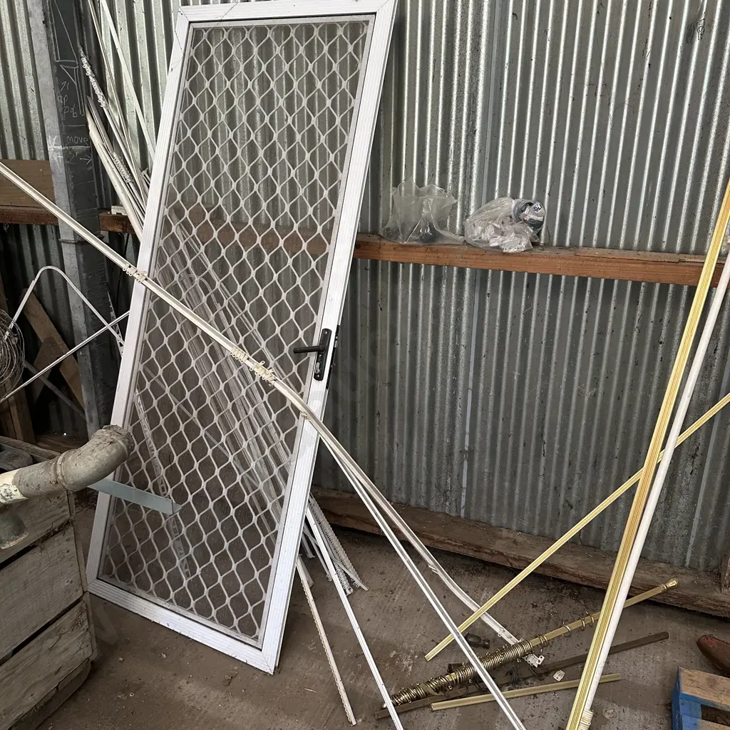 screen door and curtain rails Image 1++