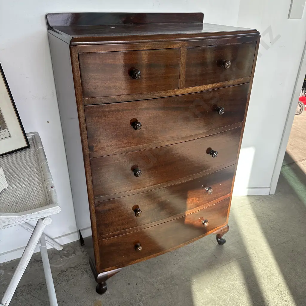Lovely bow front chest drawers Image 1++