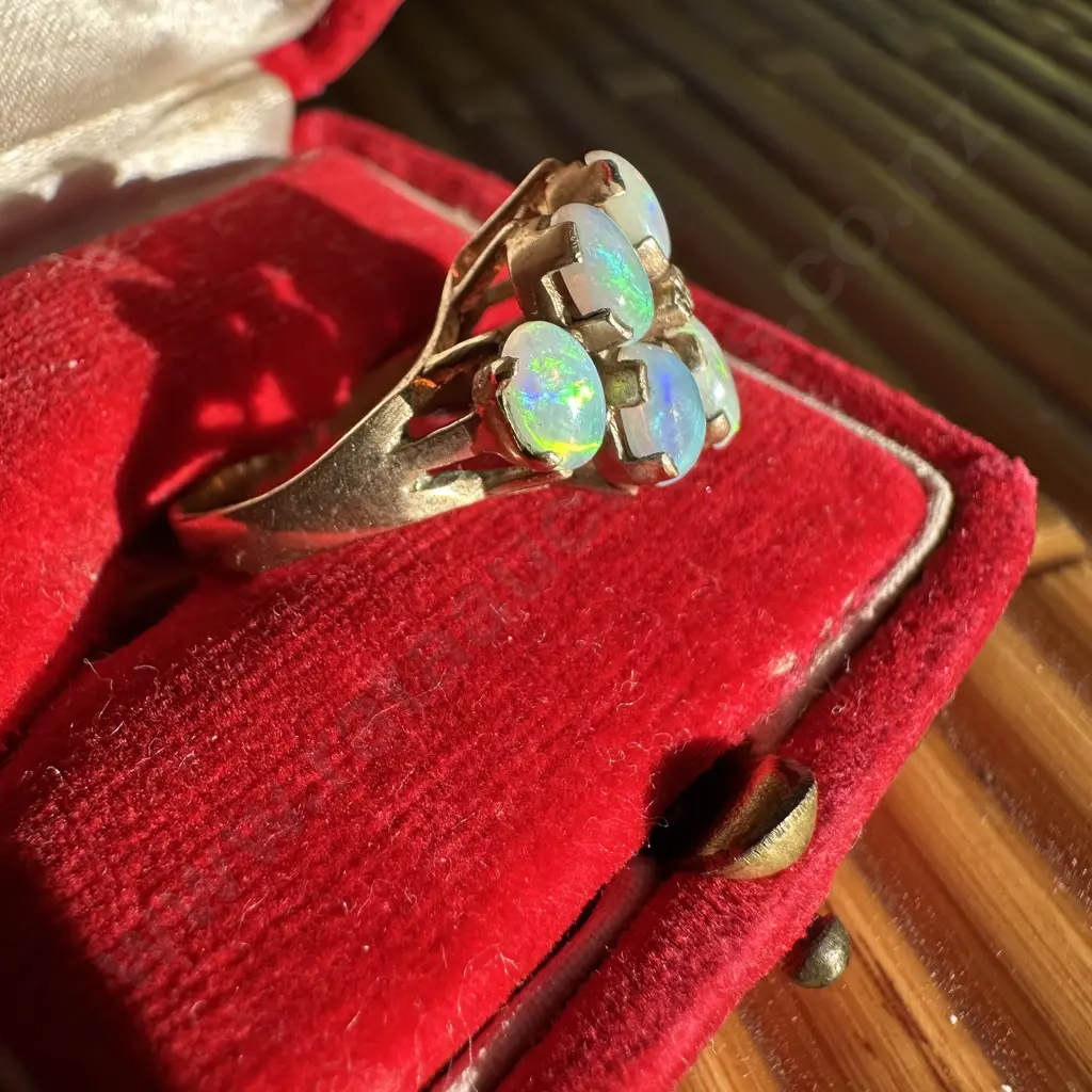 9ct Gold 8 stone Opal ring with vintage ring case Image 1++