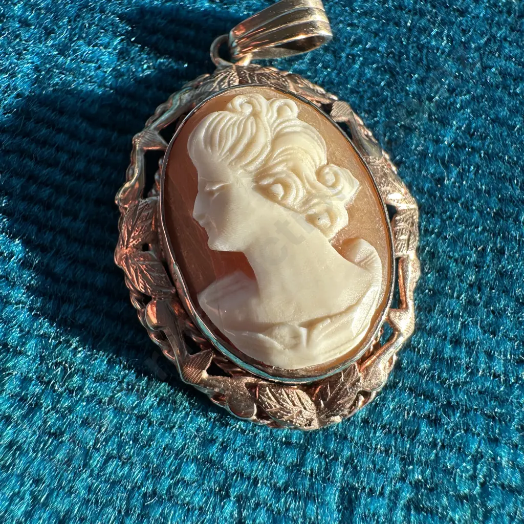 Small cameo housed in 9ct Gold pendant (damage to cameo) Image 1++