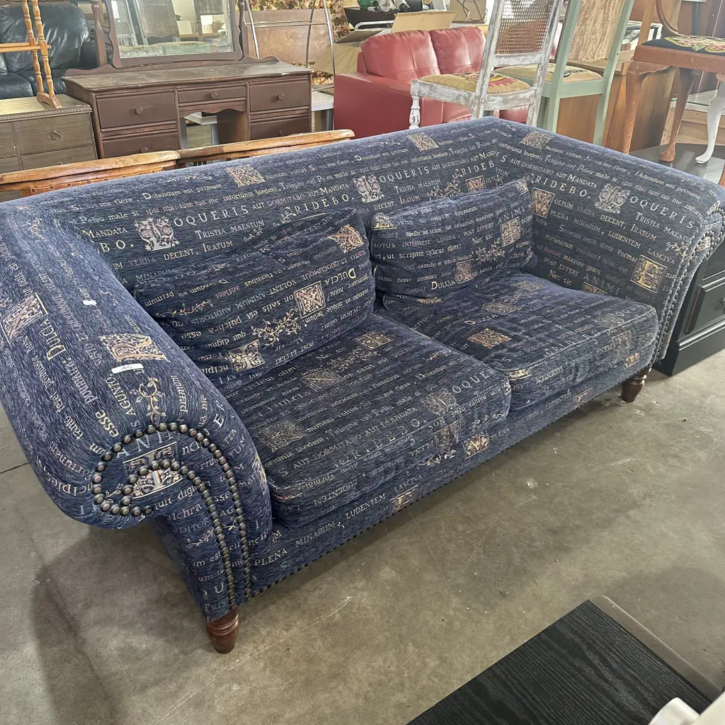 Large rolled arm sofa Image 1++
