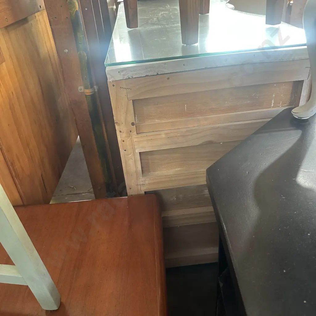 Solid built in furniture desk (one end exposed) Image 1++