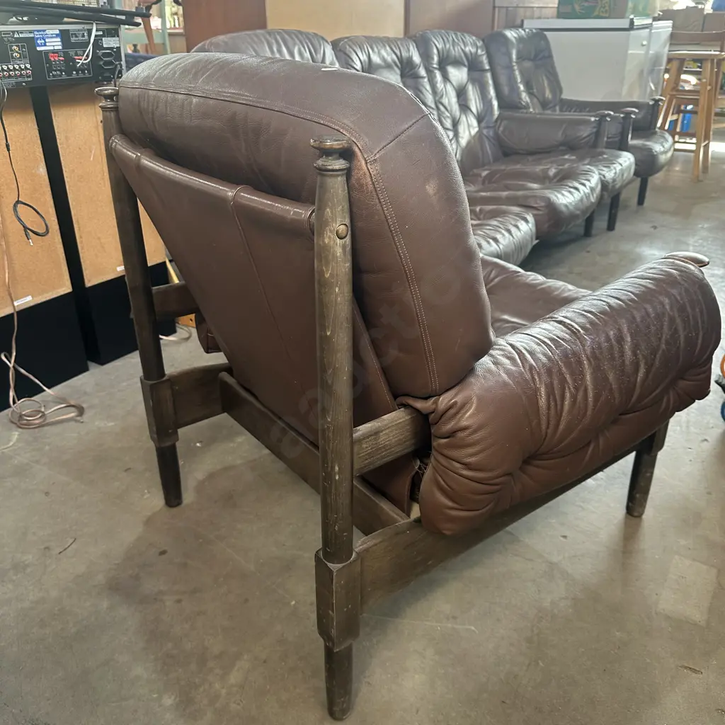 Mid-Century Leather lounge suite - in need of restoration (2pics) Image 1++