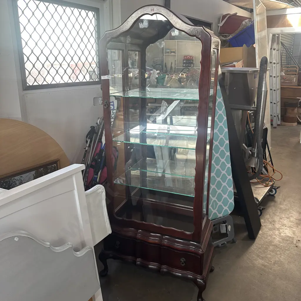 Very tidy display cabinet 1800 x 800 Image 1++