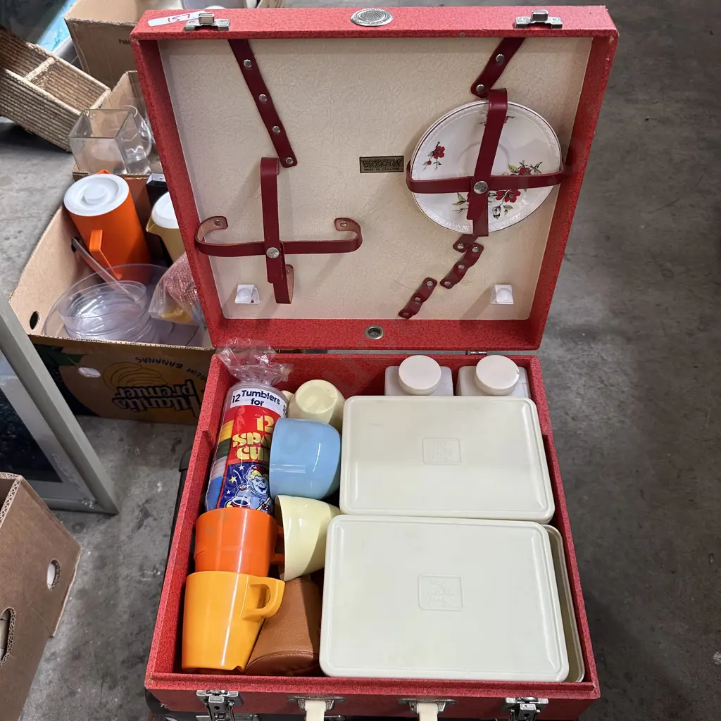 2 suitcases and picnic set Image 1++
