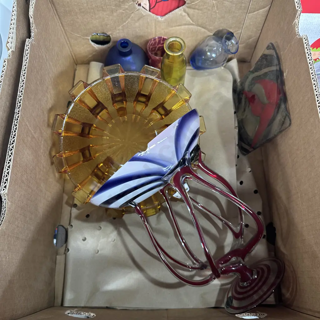 Chipped art glass and collectables Image 1++