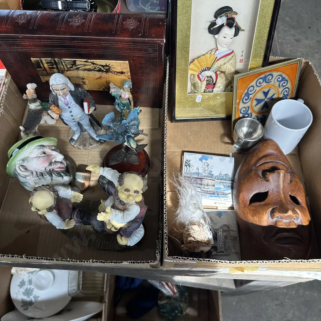 2 boxes collectables Image 1++