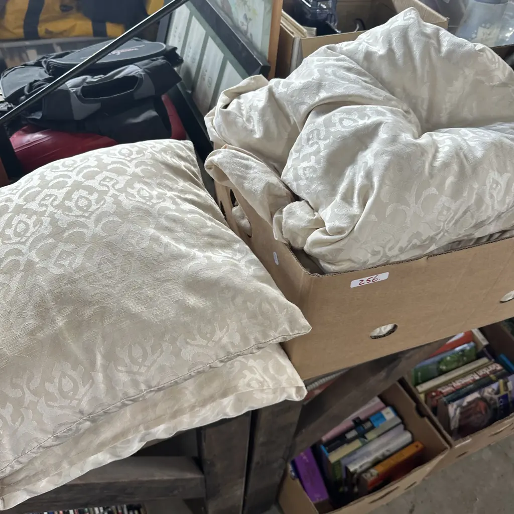Duvet and cushions Image 1++