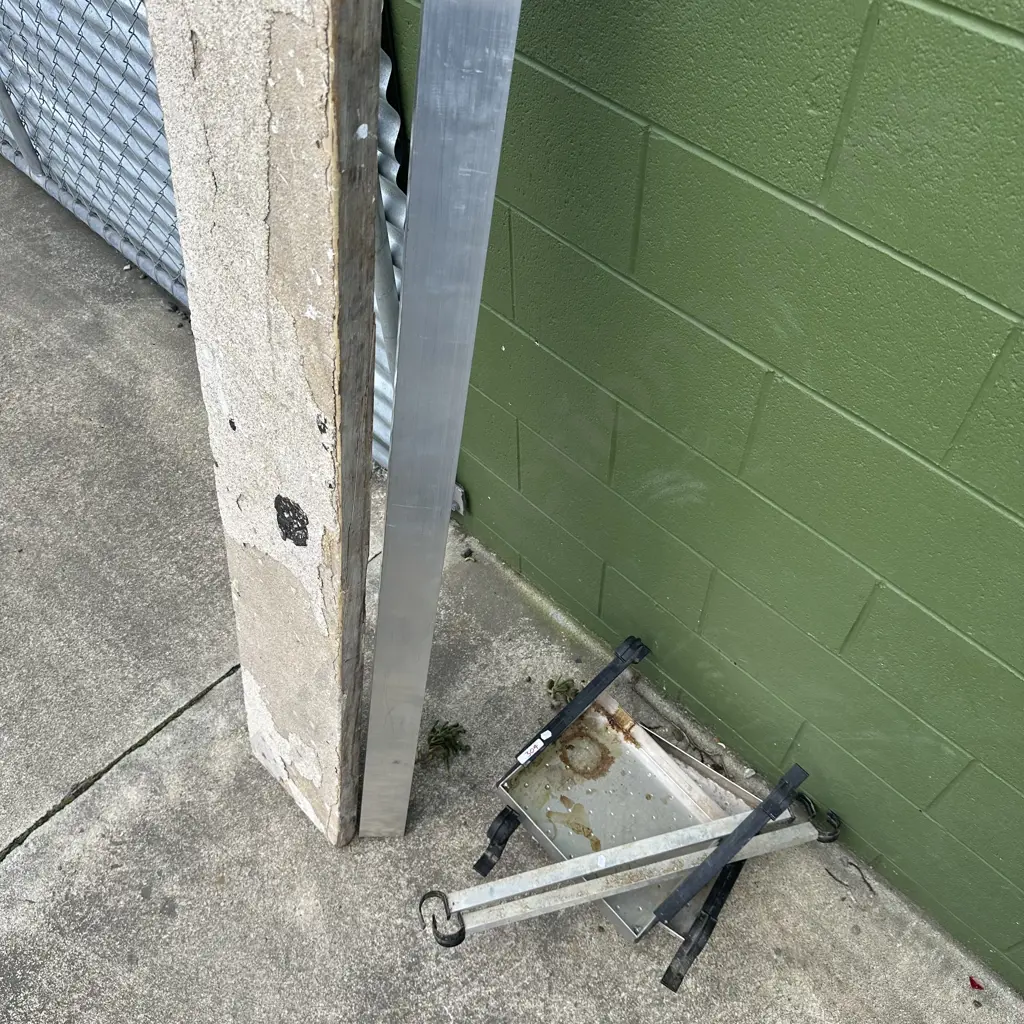 Ladder accessories, plank and piece of aluminium Image 1++