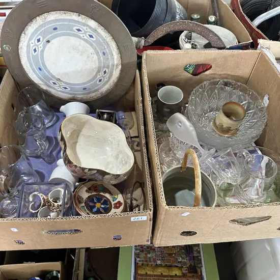 2 Boxes glass bowls, Maling etc.