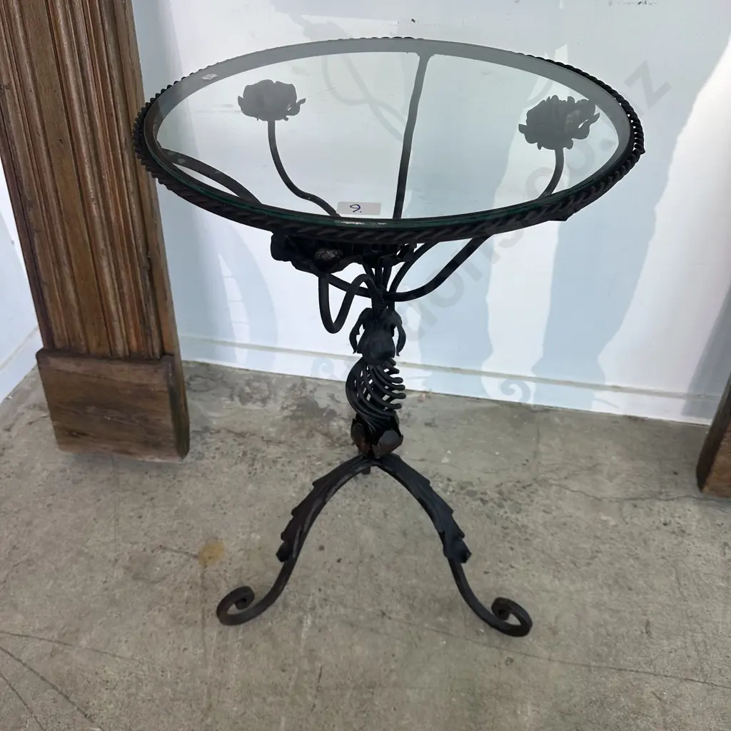 Decorative metal base table Image 1++